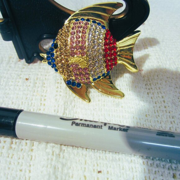 VTG 70'S BEAUTIFUL LARGE GOLDTONE FISH PIN W/MULTICOLOR RHINESTONES - Picture 2 of 4